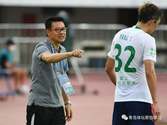 美女脱掉内裤让男人捅